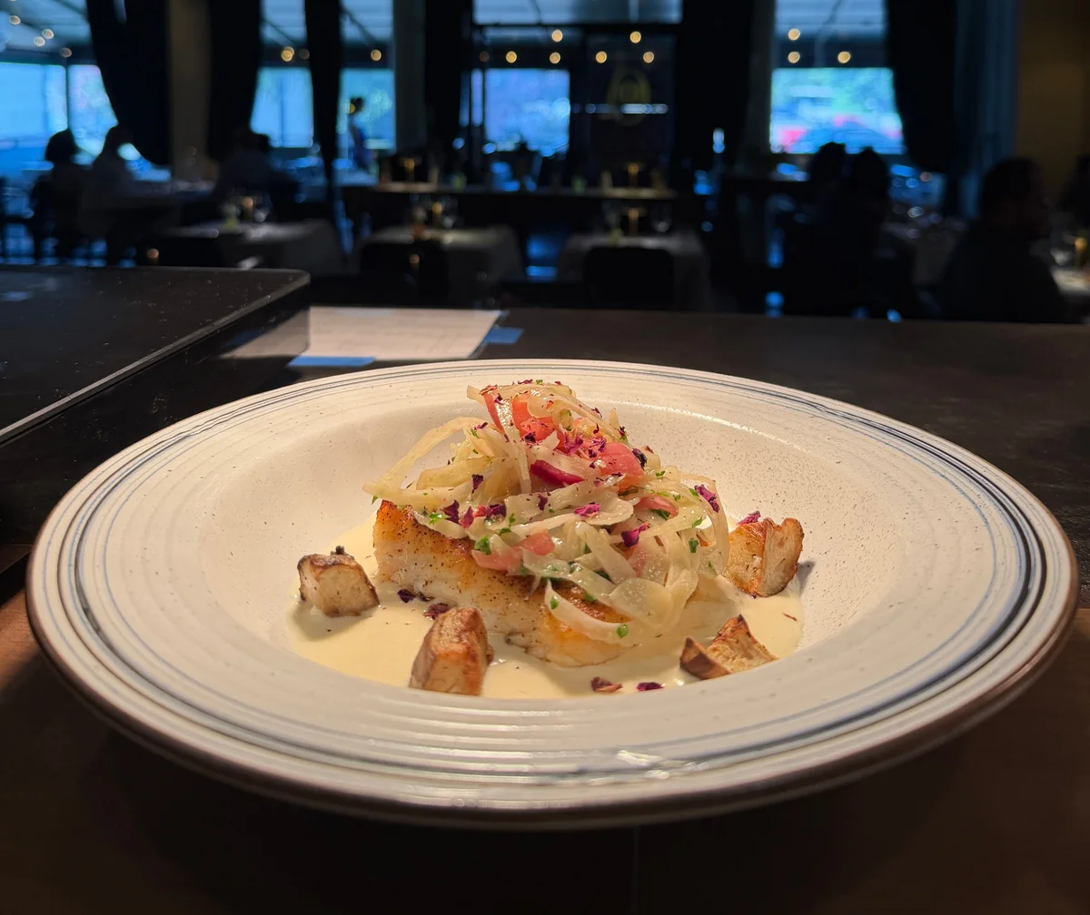 A dinner plate at Alára
